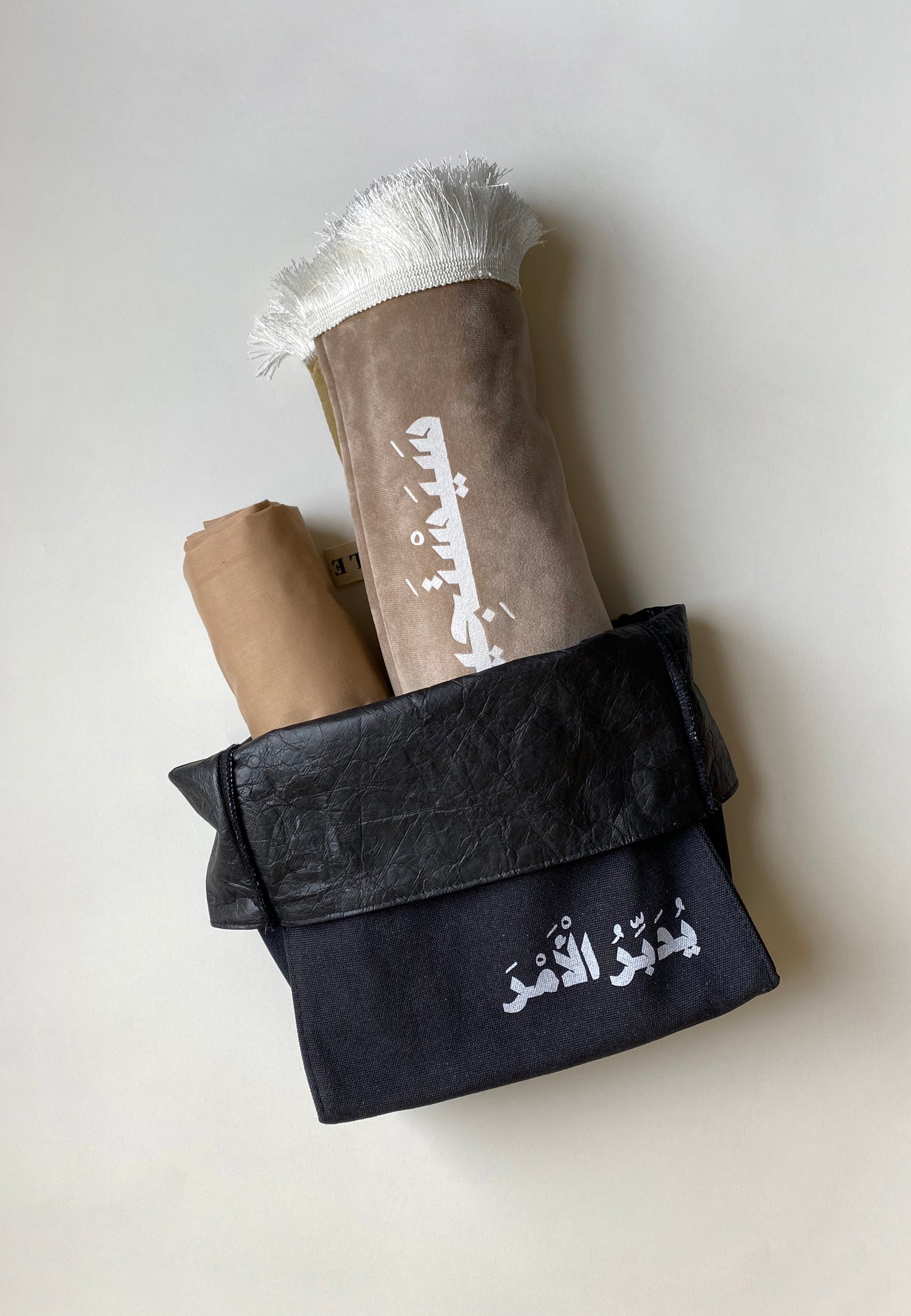 حقيبة أسود بترولي